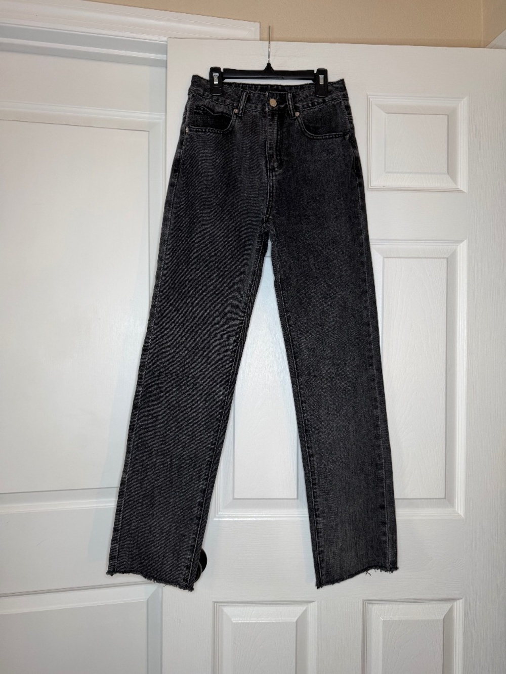 White Fox boutique Black Straight Leg Raw Hem Jeans Women XS | 25 x 31
